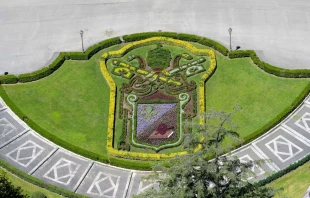 Escudo de León XIV en los jardines vaticanos. Crédito: Gobernación del Vaticano.