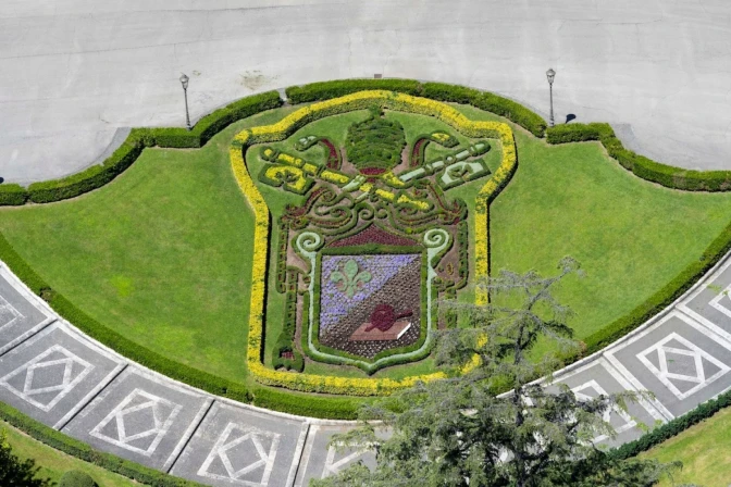 Escudo de León XIV en los jardines vaticanos.