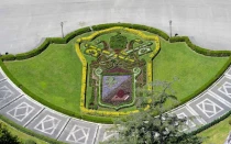 Escudo de León XIV en los jardines vaticanos.