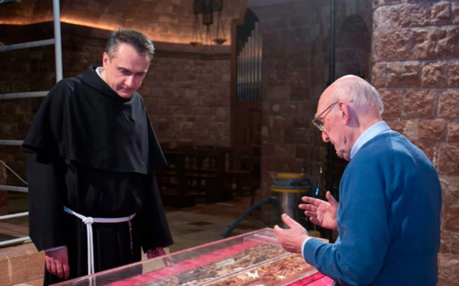 Imagen de la apertura de la tumba de San Francisco de Asís en 2015, en la que se ve al entonces Custodio del Sagrado Convento, P. Mauro Gambetti, inspeccionando los restos del cuerpo del santo.?w=200&h=150