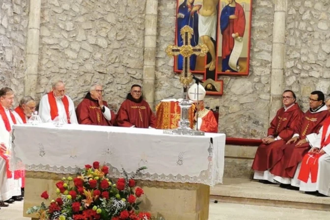 Frailes franciscanos de México custodian el mayor fragmento del Lignum Crucis del mundo.