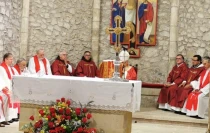Frailes franciscanos de México custodian el mayor fragmento del Lignum Crucis del mundo.