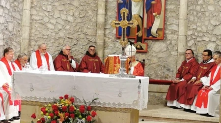 Frailes franciscanos de México custodian el mayor fragmento del Lignum Crucis del mundo.