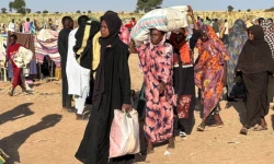 Sudaneses desplazados que huyeron de El-Fasher después de que la ciudad cayera en manos de las Fuerzas de Apoyo Rápido (FAR) llegan a la ciudad de Tawila, en la región occidental de Darfur, devastada por la guerra, el 28 de octubre de 2025.