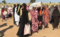 Sudaneses desplazados que huyeron de El-Fasher después de que la ciudad cayera en manos de las Fuerzas de Apoyo Rápido (FAR) llegan a la ciudad de Tawila, en la región occidental de Darfur, devastada por la guerra, el 28 de octubre de 2025.