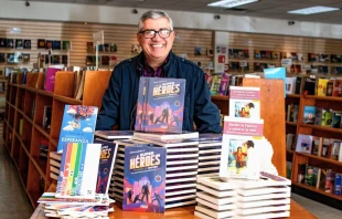 El P. Sergio Guzmán con algunos de los libros que ha escrito. Crédito: Cortesía P. Sergio Guzmán.