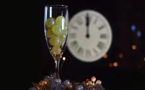 Una conocida superstición de Año Nuevo indica que hay que comer 12 uvas a la medianoche.