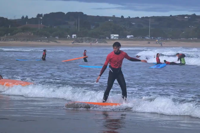 Los jóvenes del Campamento EDÉN hacen surf practican el surf.