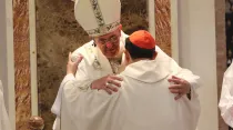 El Papa Francisco abraza al Cardenal Luis Antonio Tagle al final de sus sentidas palabras. Foto Alan Holdren / ACI Prensa