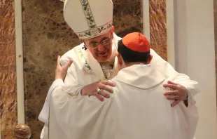 El Papa Francisco abraza al Cardenal Luis Antonio Tagle al final de sus sentidas palabras. Foto Alan Holdren / ACI Prensa 