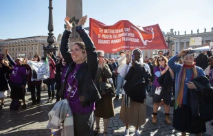 Unas jóvenes en la Plaza de San Pedro en la X Jornada Mundial de Oración y Reflexión contra la Trata de Personas en 2024 Crédito: Cedida Talitha Kum
