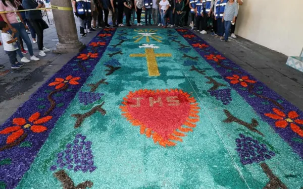 Tradicional alfombra para la procesión del Viernes Santo. Crédito: Municipio de San Pedro Cholula