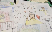 Tarjetas de escolares para el Papa Francisco en el Vaticano, domingo 23 de febrero de 2025