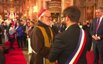 Cardenal Celestino Aós saluda al presidente Boric durante el Tedeum