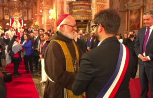 Cardenal Celestino Aós saluda al presidente Boric durante el Tedeum Crédito: Iglesia de Santiago de Chile
