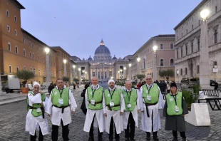 Algunos de los cientos de voluntarios templarios de todo el mundo delante de la Basílica de San Pedro Crédito: Cortesía de Danilo Peviani