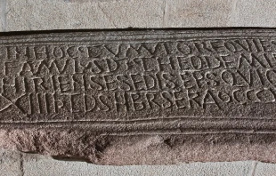 Lápida del Obispo Teodomiro de Iria Flavia, quien recibió la revelación sobre la tumba de Santiago Apóstol. Crédito: Patxi Pérez Ramallo.