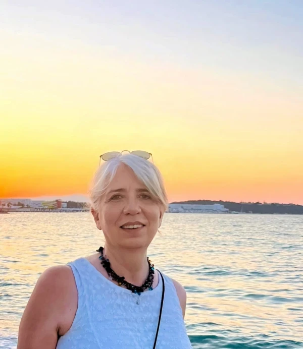 Teodora Hacuni, de 57 años, es una de las mujeres de la pequeña comunidad griega de Esmirna que se prepara para la visita del Papa León IV. Crédito: Foto cortesía de Teodora Hacuni.