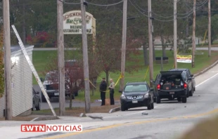 La policía en las afueras del restaurante donde ocurrió uno de los tiroteos. Crédito: Captura EWTN Noticias