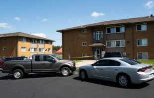 Vehículos policiales estacionados frente a la supuesta residencia de un sospechoso tras un tiroteo masivo en la Escuela Católica de la Anunciación el 27 de agosto de 2025 en Richfield, Minnesota. | Crédito: Stephen Maturen - Getty Images