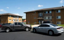 Vehículos policiales estacionados frente a la supuesta residencia de un sospechoso tras un tiroteo masivo en la Escuela Católica de la Anunciación el 27 de agosto de 2025 en Richfield, Minnesota. |