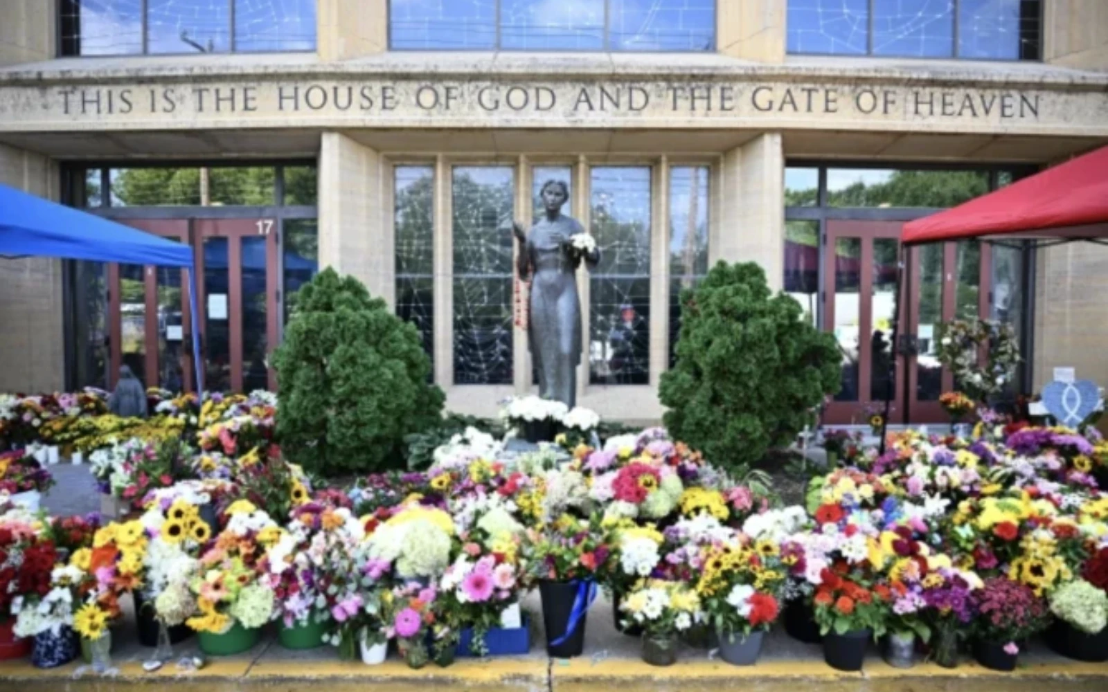 Se ven flores el 3 de septiembre de 2025, afuera de la Iglesia Católica de la Anunciación en Minneapolis, donde un tirador mató a dos niños e hirió a otras 21 personas el 27 de agosto de 2025.?w=200&h=150