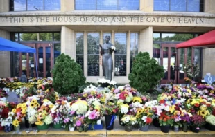 Se ven flores el 3 de septiembre de 2025, afuera de la Iglesia Católica de la Anunciación en Minneapolis, donde un tirador mató a dos niños e hirió a otras 21 personas el 27 de agosto de 2025. Se ven flores el 3 de septiembre de 2025, afuera de la Iglesia Católica de la Anunciación en Minneapolis, donde un tirador mató a dos niños e hirió a otras 21 personas el 27 de agosto de 2025. | Crédito: Alex Wroblewski/Getty