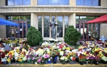 Se ven flores el 3 de septiembre de 2025, afuera de la Iglesia Católica de la Anunciación en Minneapolis, donde un tirador mató a dos niños e hirió a otras 21 personas el 27 de agosto de 2025.