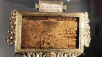 Foto del Titulus Crucis, una inscripción que, según la tradición cristiana, habría sido colocada en la Cruz en la que Jesucristo fue crucificado. Escrito en latín y griego, dice: "Jesús el Rey Nazareno de los judíos".