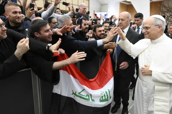 El Papa León XIV saluda a un grupo de fieles con la bandera de Irak. Crédito: Vatican Media