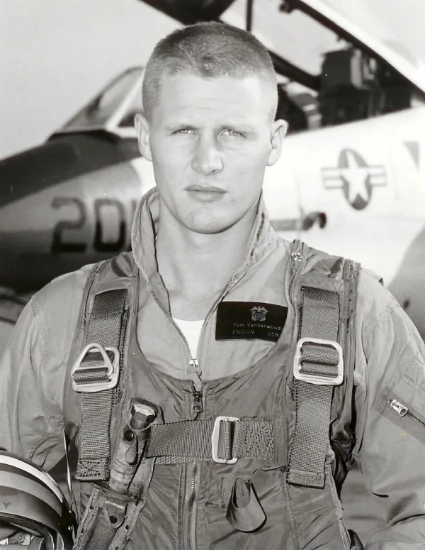 En 1965, Tom Vander Woude se convirtió en piloto de la Marina. Crédito: Cortesía de la Asociación de Tom Vander Woude.