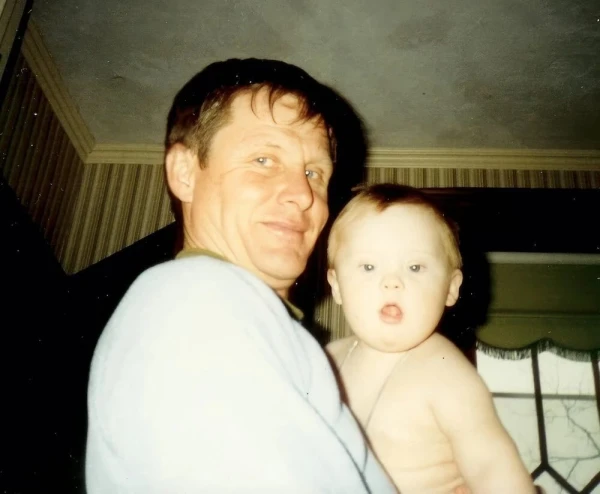 Tom Vander Woude con el bebé Joseph “Josie” Vander Woude. Crédito: Cortesía de la Asociación de Tom Vander Woude.