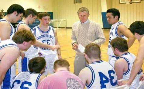 Tom Vander Woude entrenaba baloncesto en su tiempo libre. Crédito: Cortesía de la Asociación de Tom Vander Woude.