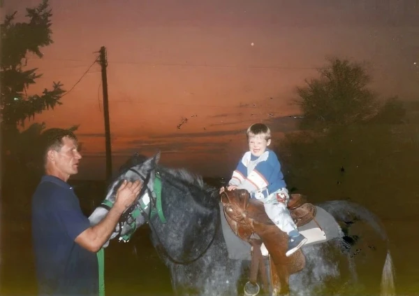 Tom Vander Woude con Josie a caballo. Crédito: Cortesía de la Asociación de Tom Vander Woude.