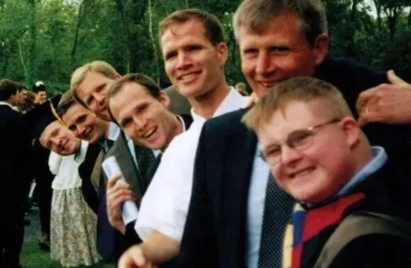 Foto familiar tomada en la graduación de Chris Vander Woude del Christendom College. De derecha a izquierda: Joseph, Tom, Dan Vander Woude (tercer hijo), el P. Tom Vander Woude (hijo mayor), Steve Vander Woude (segundo hijo), Pat Vander Woude (sexto hijo), Chris Vander Woude (quinto hijo). Crédito: Cortesía de la Asociación Tom Vander Woude.