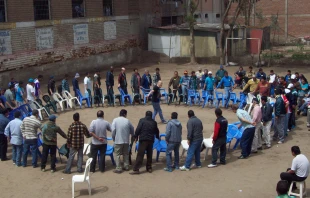 Tony Vargas realizando una actividad con los presos en el patio del pabellón 14 del Establecimiento Penitenciario Lurigancho. Crédito: Tony Vargas