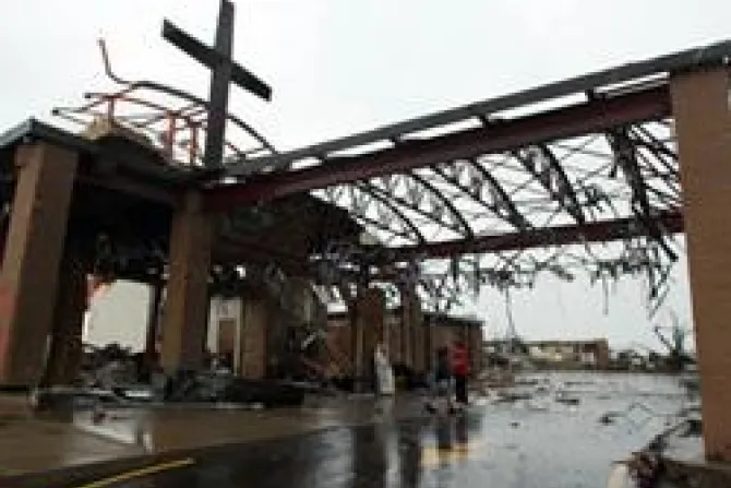 Obispo exhorta a la esperanza a sobrevivientes de tornado en EEUU