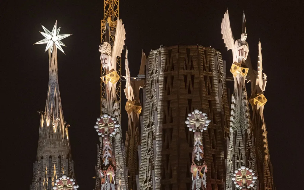 Las torres de los 4 evangelistas iluminadas en la Sagrada Familia?w=200&h=150