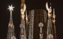 Las torres de los 4 evangelistas iluminadas en la Sagrada Familia