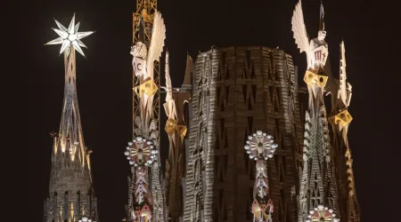 Torres de 4 evangelistas iluminadas en la Sagrada Familia 13112023