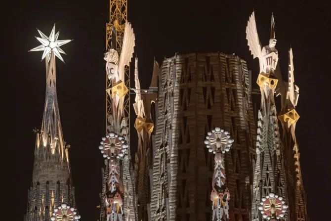 Torres de 4 evangelistas iluminadas en la Sagrada Familia 13112023