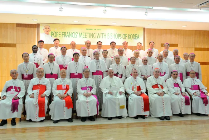 ¿Por qué cardenales y obispos visten de blanco como el Papa en Corea del Sur?