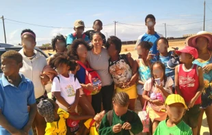 La religiosa adoratriz Milagros García, en el centro, desarrolla su labor misionera en Cabo Verde. Crédito: OMP España.