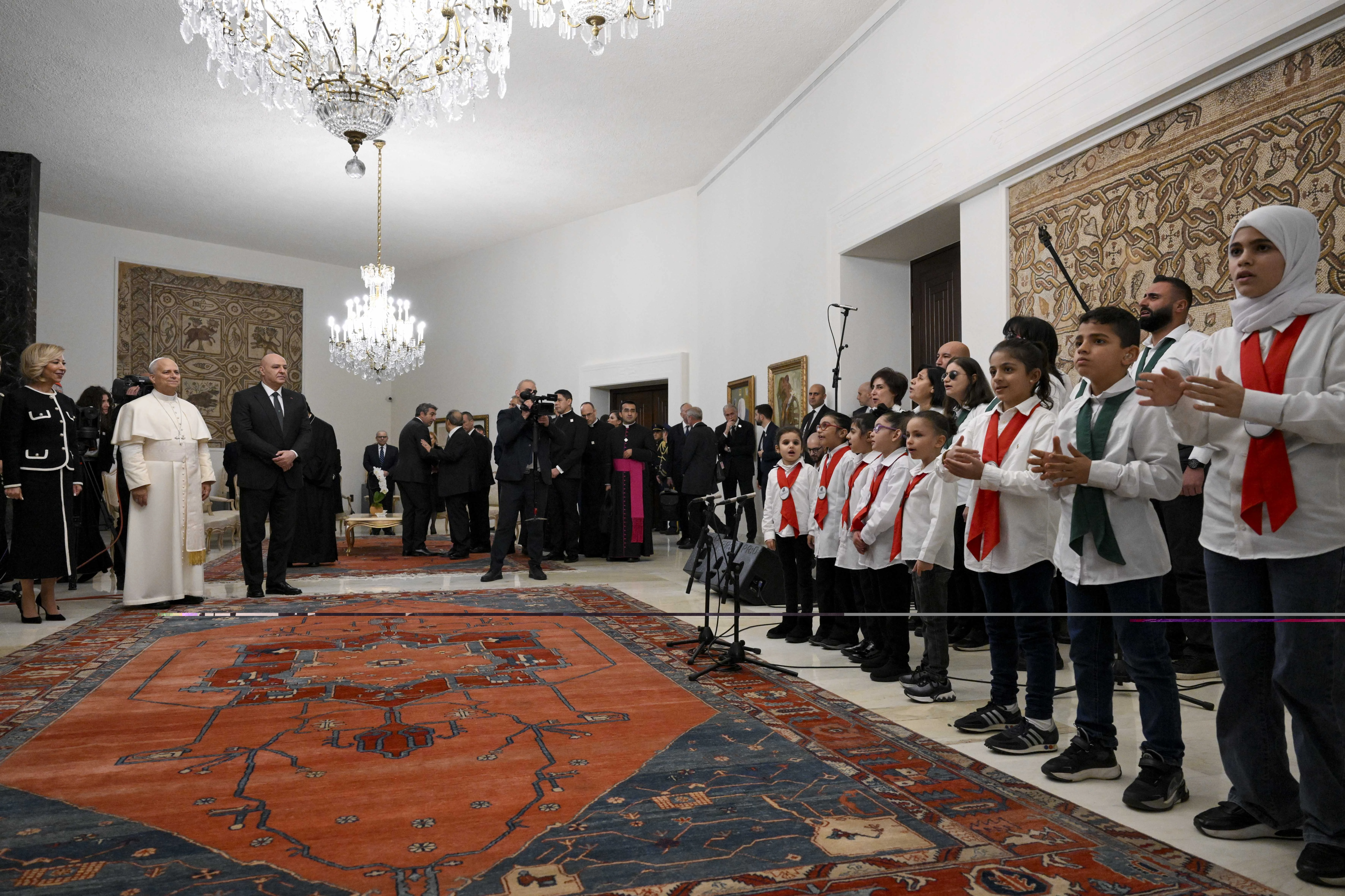 El Papa fue recibido en el Palacio Presidencial por un coro de niños y adultos con discapacidad. Crédito: Vatican Media