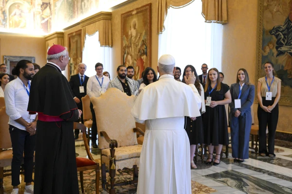 Los jóvenes con el Papa León XIV el pasado viernes en el Vaticano. Crédito: Vatican Media