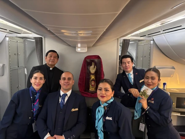 Tripulación de Aeroméxico que llevó la reliquia de San Judas Tadeo de regreso a Italia. Crédito: Cortesía P. Hugo Valdemar.