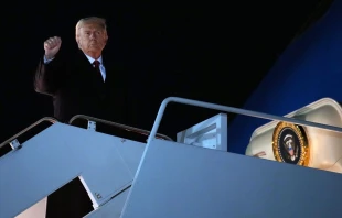 El presidente de Estados Unidos, Donald Trump, aborda el Air Force One, el 24 de octubre de 2025, en la Base Conjunta Andrews, en Maryland. Trump viaja a Malasia para la cumbre de la Asociación de Naciones del Sudeste Asiático (ASEAN), a Japón y a Corea del Sur para el Foro de Cooperación Económica Asia-Pacífico (APEC). Crédito: Andrew Harnik/Getty Images.