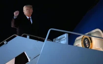El presidente de Estados Unidos, Donald Trump, aborda el Air Force One, el 24 de octubre de 2025, en la Base Conjunta Andrews, en Maryland. Trump viaja a Malasia para la cumbre de la Asociación de Naciones del Sudeste Asiático (ASEAN), a Japón y a Corea del Sur para el Foro de Cooperación Económica Asia-Pacífico (APEC).