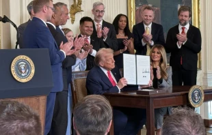 El presidente Donald Trump firma una orden ejecutiva relacionada con la acogida familiar el 13 de noviembre de 2025. Crédito: Alliance Defending Freedom.