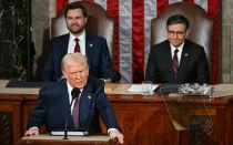 El presidente de Estados Unidos, Donald Trump, se dirige a una sesión conjunta del Congreso en la Cámara de Representantes del Capitolio de Estados Unidos en Washington D.C., el 4 de marzo de 2025, mientras el vicepresidente JD Vance (atrás a la izquierda) y el presidente de la Cámara de Representantes, Mike Johnson (atrás a la derecha) observan.